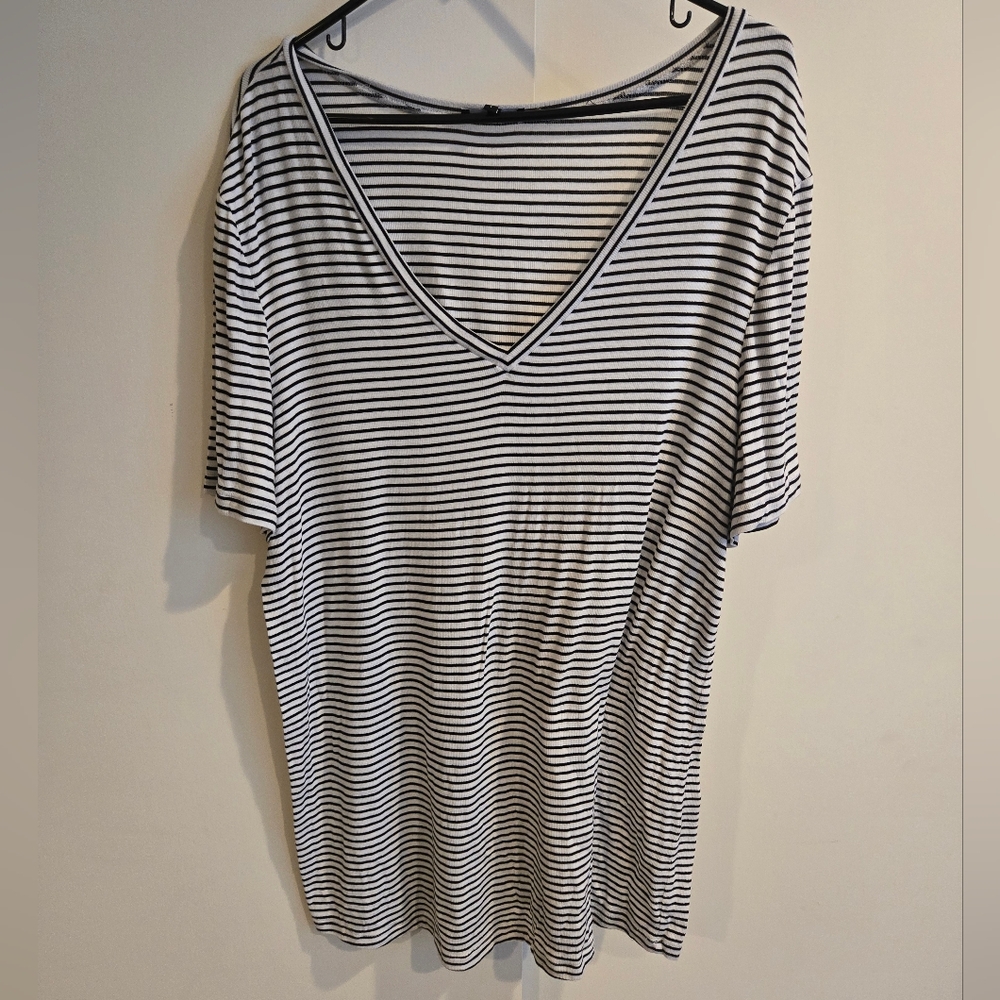 Universal Standard Foundation White Striped V-neck Tee sz Large 22-24